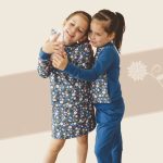 FLOOW Noa - kislány ruha egyenes fazon, kenguru zsebbel, kék