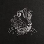 HÍMZETT Cica - sötétből kikandikáló profil  - DÍSZPÁRNA huzat, fekete