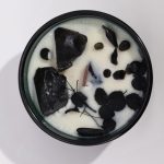 Hop Hare KARDOK Gyertya fekete obszidián kristállyal és cédrus virágokkal