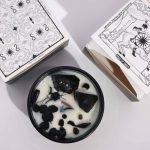 Hop Hare KARDOK Gyertya fekete obszidián kristállyal és cédrus virágokkal