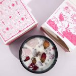 Hop Hare SZERETET Gyertya rózsakvarc kristállyal és Virágokkal